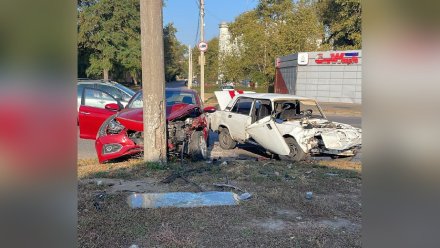 Три человека пострадали в аварии с легковушками в Воронеже