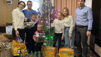 «Единая Россия» в регионе провела благотворительные праздничные акции
