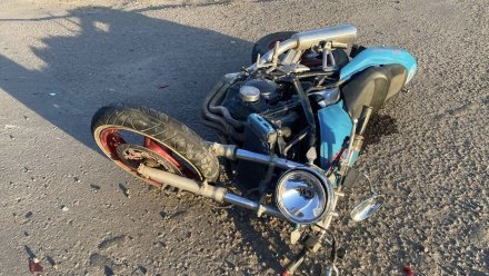 Мотоцикл столкнулся с иномаркой в воронежском селе: пострадали двое