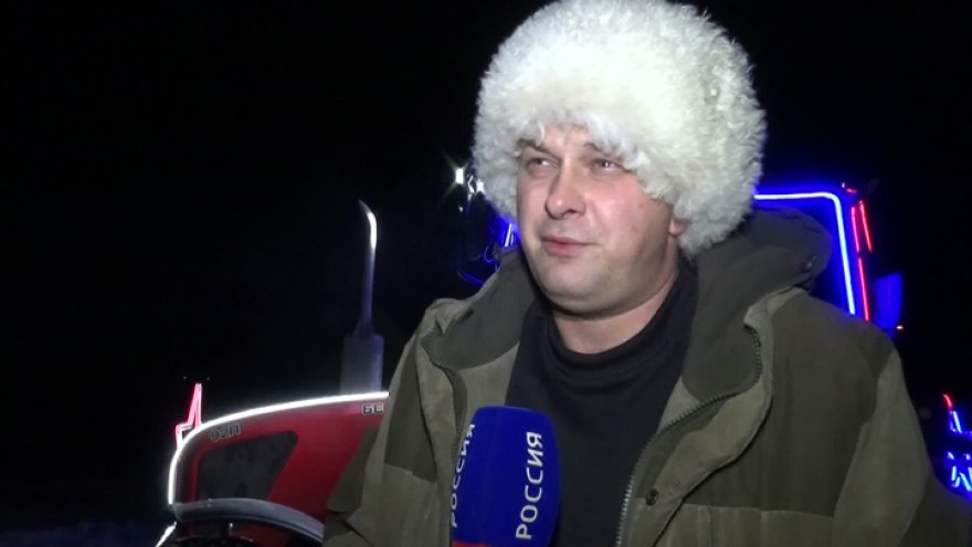 Полицейские поблагодарили воронежского сельчанина, чистящего снег на новогоднем тракторе