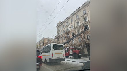 В центре Воронежа загорелась квартира