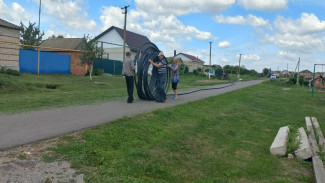 Репьевские единороссы и активисты занялись обновлением сельского водопровода