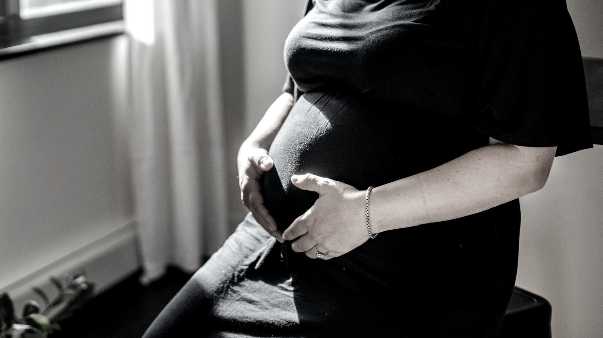 Фото беременной женщины без лица. Девушка на 9 месяце беременности.