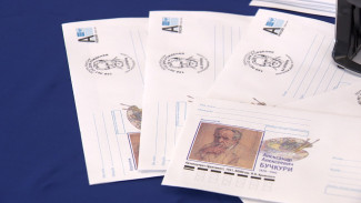 Автопортрет известного воронежского художника напечатали на конвертах