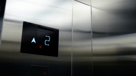 В Воронеже провалившемуся в шахту лифта рабочему выплатили 1 млн компенсации
