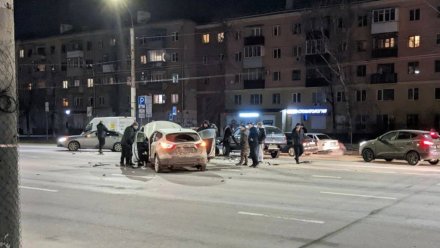 В Воронеже произошло массовое ДТП: есть пострадавший