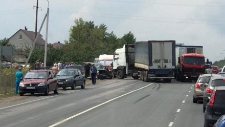 На выезде из воронежского села случилось ДТП с фурой: пострадала женщина