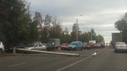 В Воронеже рядом со зданием ГИБДД рухнул столб и перегородил дорогу