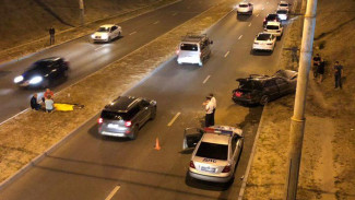 Очевидцы рассказали, как в Воронеже Mercedes сбил парня и с ним рухнул с эстакады к мосту