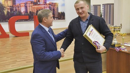 Депутат Андрей Соболев поздравил футболистов из Придонского с успешным завершением сезона