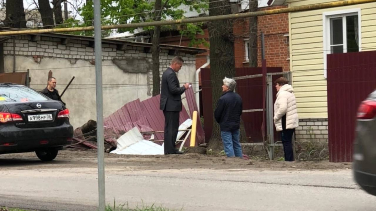 В Воронеже водитель Mitsubishi Lancer снёс забор частного дома: есть  пострадавший – Новости Воронежа и Воронежской области – Вести Воронеж