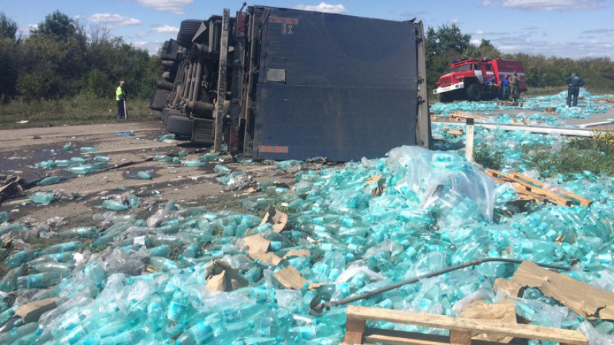 Трассу в Воронежской области после ДТП залило целебной водой