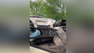 В Воронеже выехавший на встречку автомобилист спровоцировал жёсткое ДТП: появилось видео
