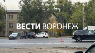 Массовое ДТП с легковушками перекрыло улицу в Воронеже