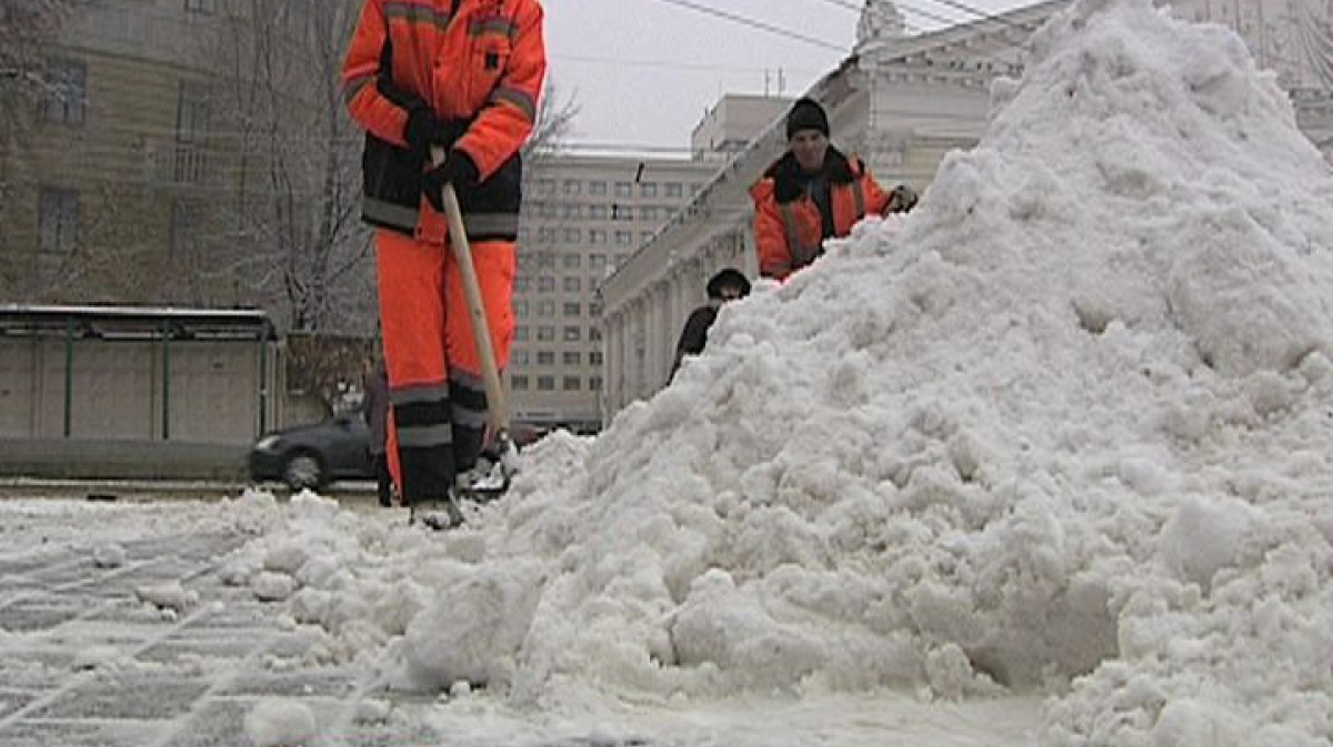 убирает снег