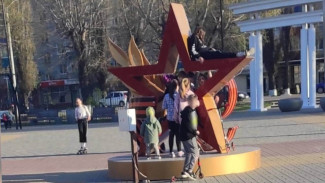 Воронежцы возмутились играми детей на установленном ко Дню Победы арт-объекте