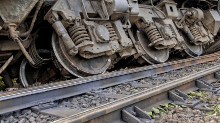 В Воронежской области вагоны грузового поезда сошли с рельсов