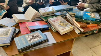 В Воронеже «Единая Россия» передала книги для подопечных геронтологического центра