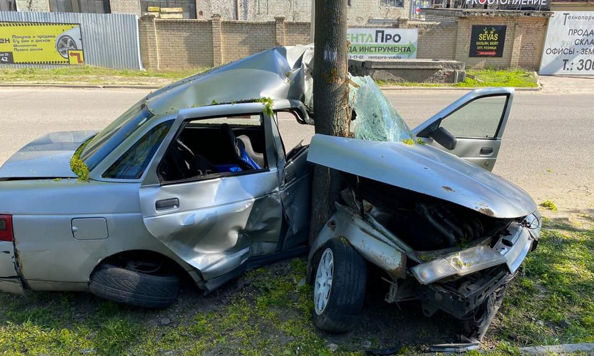 В Воронеже автомобилист врезался в дерево и попал в больницу – Новости  Воронежа и Воронежской области – Вести Воронеж