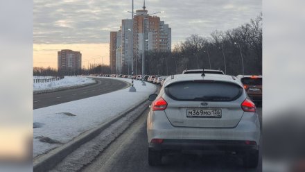 Пробка длиной в 2 километра сковала улицу Крынина в Воронеже