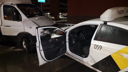 В Воронеже клиенты избили медлительного таксиста и угнали его машину
