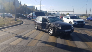 В Воронеже в ДТП со скорой на перекрёстке оказалось трое пострадавших