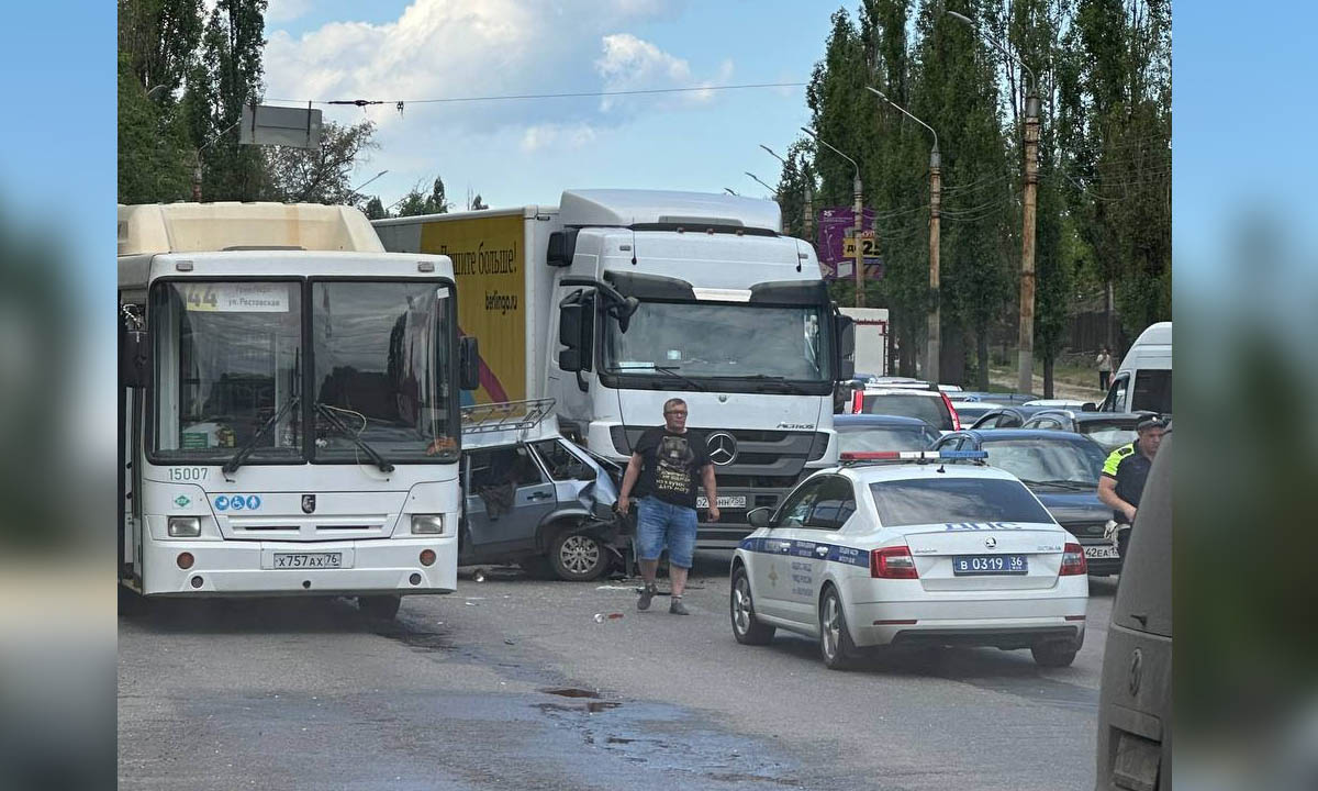 В полиции раскрыли подробности массовой аварии с автобусом на Левом берегу  в Воронеже – Новости Воронежа и Воронежской области – Вести Воронеж