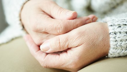 В Воронеже превращавшая квартиру в свалку пенсионерка умерла в больнице после пожара