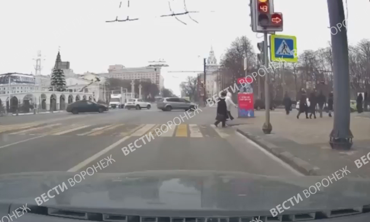 Две иномарки столкнулись на площади Ленина в Воронеже: появилось видео –  Новости Воронежа и Воронежской области – Вести Воронеж