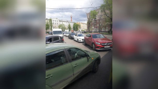 Центр Воронежа встал в пробке из-за отключенного светофора