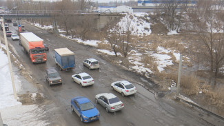 Километровые пробки сковали улицу в Воронеже из-за огромных ям