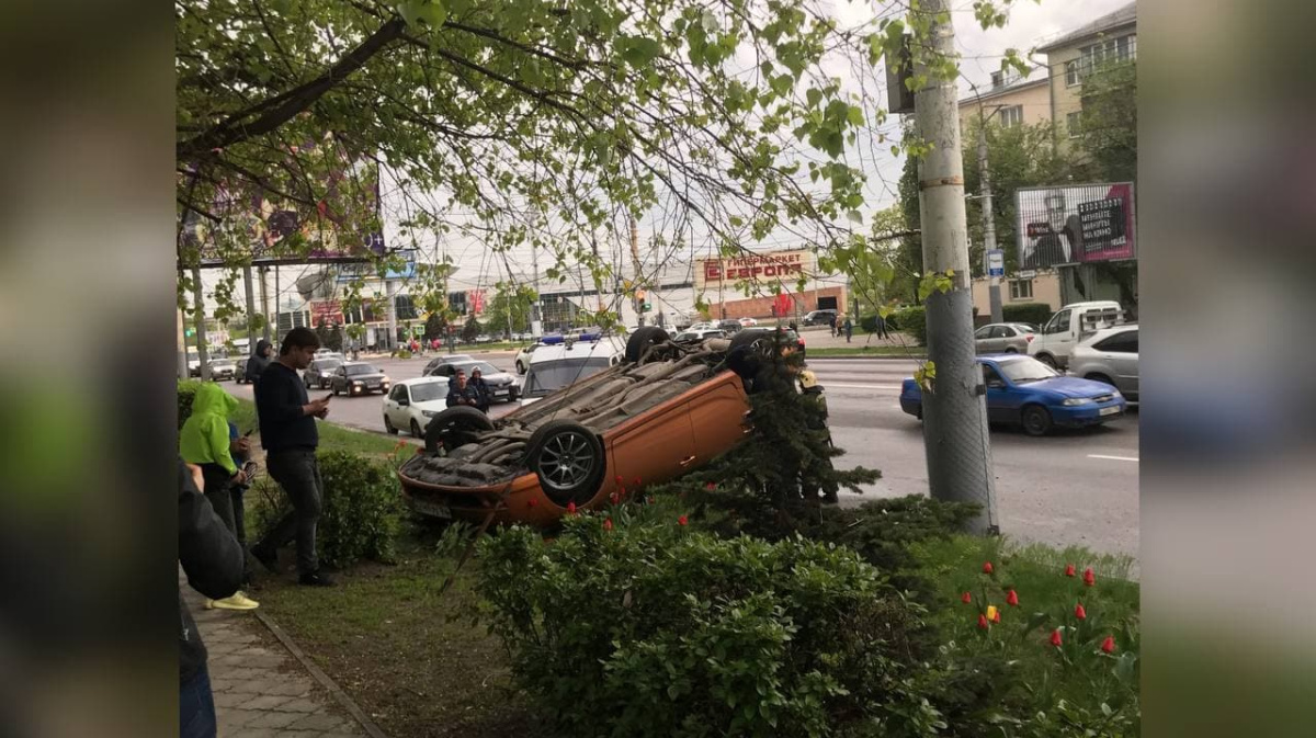 В Воронеже на Левом берегу иномарка вылетела с дороги и перевернулась |  08.05.2021 | Воронеж - БезФормата