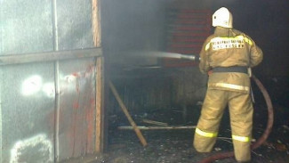 16 человек потушили горящие надворные постройки в Коминтерновском районе