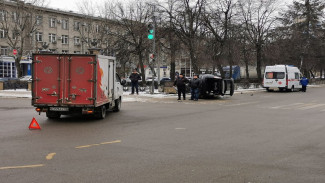 Водитель перевернувшейся иномарки в центре Воронежа попала в больницу