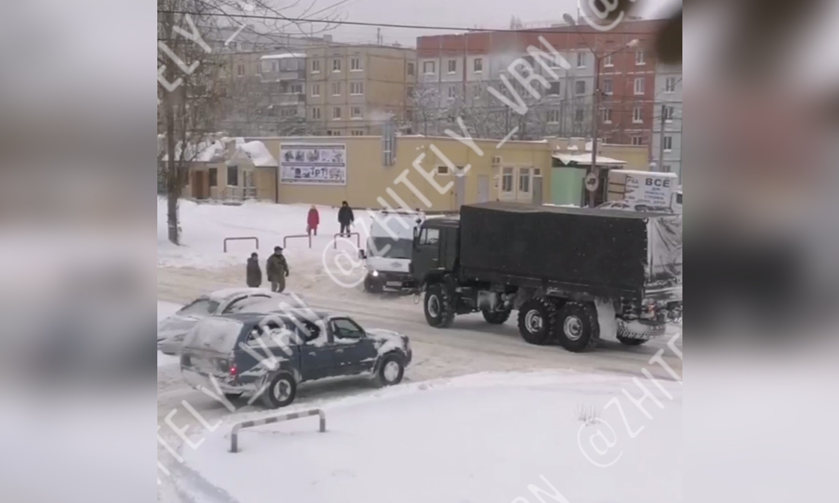 В Воронеже военные помогли вытащить застрявшую в снегу скорую – Новости  Воронежа и Воронежской области – Вести Воронеж