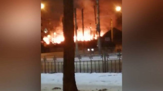 Спасатели потушили крупный пожар на заброшенных складах в Воронеже