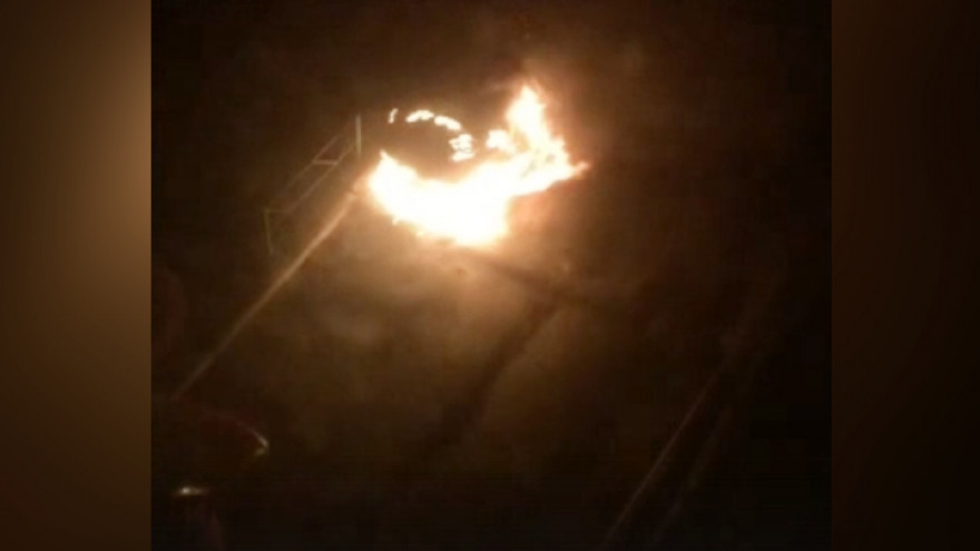 Воронежцы поделились видео с полыхающей иномаркой во дворе многоэтажки