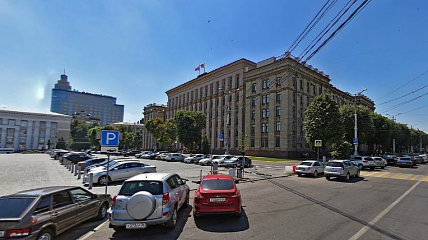 Чиновникам облправительства запретят бесплатно парковаться на площади Ленина в Воронеже