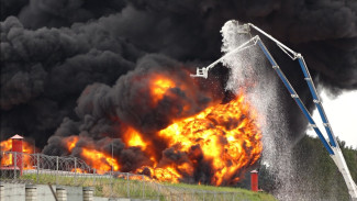 Семь спасателей получили тепловой удар при тушении нефтебазы в Воронеже