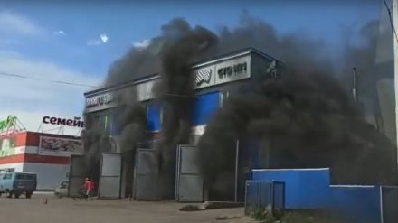 В Воронежской области станция техобслуживания вспыхнула вместе с машинами