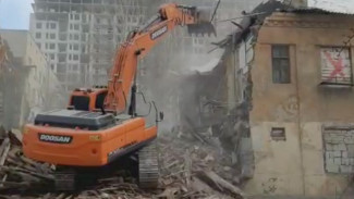 В Воронеже начали сносить ветхие дома в переулке Славы: появилось видео