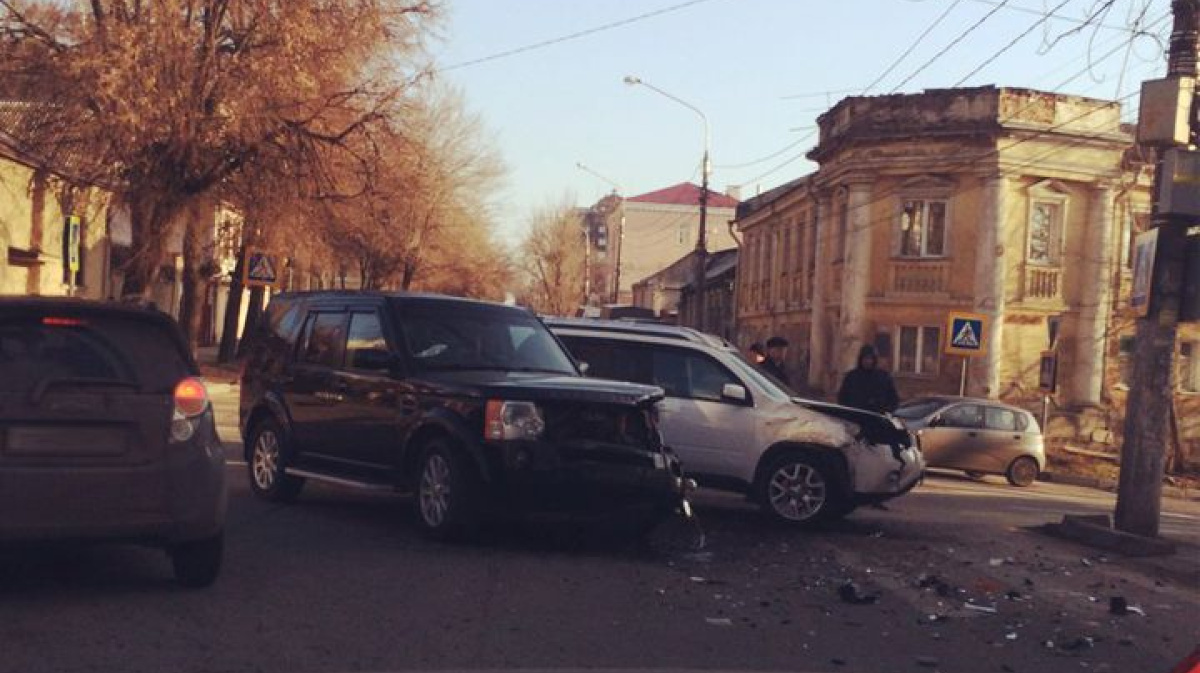 Девушка в центре Санкт Петербурга на дорогой иномарке. Авария на площади Ленина Воронеж сегодня. Новороссийск авария сегодня на сако Ивансети. ДТП Воронеж у бизнес центра столь.