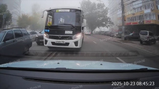 В Воронеже водитель автобуса выехал на встречную полосу и едва не устроил ДТП