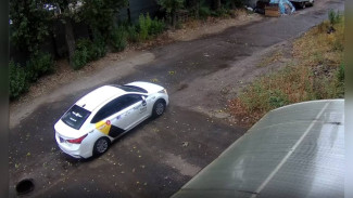 В Воронеже сняли на видео кражу люка таксистом «Яндекса»