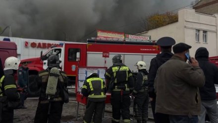 В МЧС поделились подробностями о крупном пожаре на Кольцовском рынке в Воронеже