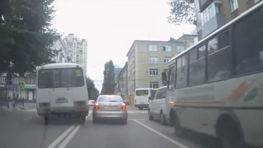 Воронежский маршрутчик за полминуты четыре раза нарушил ПДД