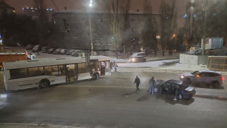 В Воронеже автобус с пассажирами столкнулся с легковушкой