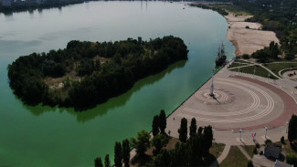 Водохранилище окрасилось в ядовито-зелёный цвет в туристическом центре Воронежа