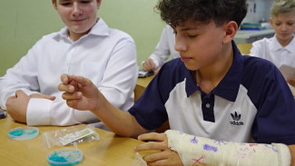 В Воронеже «Сибур» провёл для школьников интерактивный урок химии