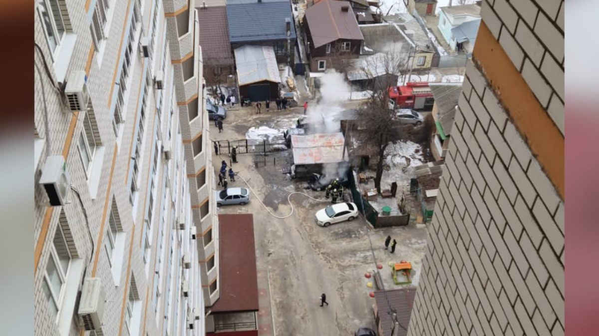 Три машины сгорели во дворе дома в Воронеже | 17.02.2024 | Воронеж -  БезФормата